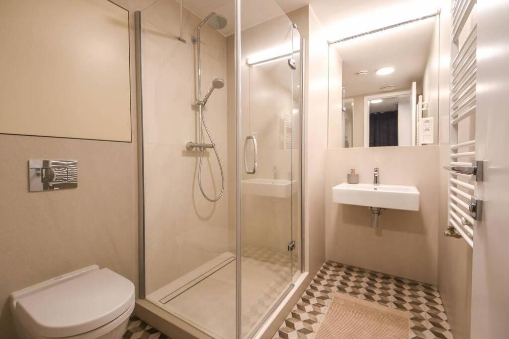 Skypark Luxury Apartment With Skyline View & Free Parking Bratislava Exterior photo