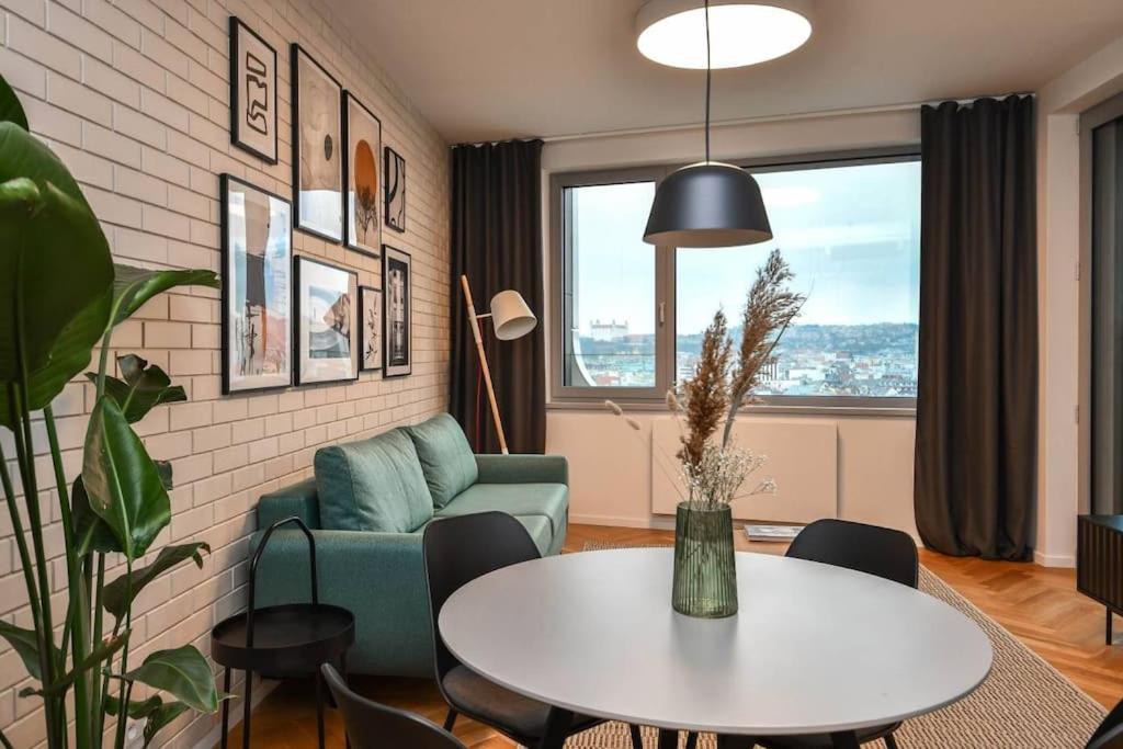 Skypark Luxury Apartment With Skyline View & Free Parking Bratislava Exterior photo